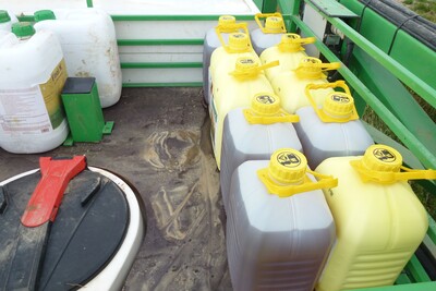 Kanister mit Pflanzenschutzmitteln