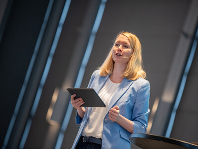 Janina Tiedemann f&uuml;hrte als Moderatorin durch den Arbeitnehmertag 2024