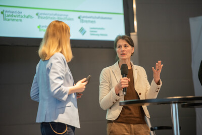 Moderatorin Janina Tiedemann Landwirtschaftsministerin Miriam Staudte beim Er&ouml;ffnungstalk