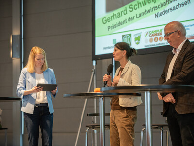Moderatorin Janina Tiedemann, Landwirtschaftsministerin Miriam Staudte und LWK-Pr&auml;sident Gerhard Schwetje beim Er&ouml;ffnungstalk