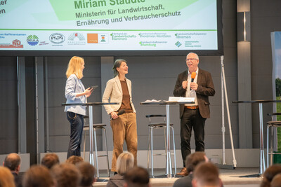 Moderatorin Janina Tiedemann, Landwirtschaftsministerin Miriam Staudte und LWK-Pr&auml;sident Gerhard Schwetje beim Er&ouml;ffnungstalk