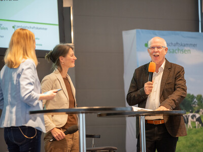 Moderatorin Janina Tiedemann, Landwirtschaftsministerin Miriam Staudte und LWK-Pr&auml;sident Gerhard Schwetje beim Er&ouml;ffnungstalk