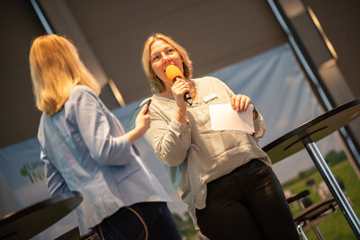 Moderatorin Janina Tiedemann mit LWK-Vizepr&auml;sidentin Dagmar Heyens