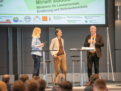 Moderatorin Janina Tiedemann, Landwirtschaftsministerin Miriam Staudte und LWK-Pr&auml;sident Gerhard Schwetje beim Er&ouml;ffnungstalk
