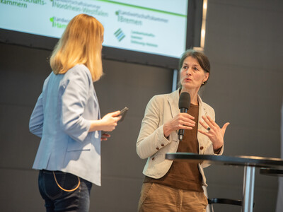 Moderatorin Janina Tiedemann Landwirtschaftsministerin Miriam Staudte beim Er&ouml;ffnungstalk