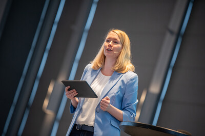 Janina Tiedemann f&uuml;hrte als Moderatorin durch den Arbeitnehmertag 2024