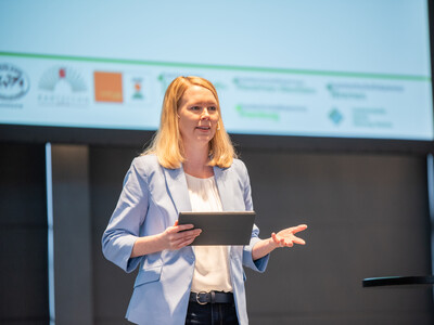 Janina Tiedemann f&uuml;hrte als Moderatorin durch den Arbeitnehmertag 2024