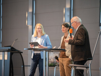 Moderatorin Janina Tiedemann, Landwirtschaftsministerin Miriam Staudte und LWK-Pr&auml;sident Gerhard Schwetje beim Er&ouml;ffnungstalk