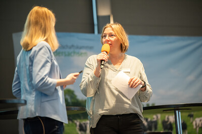 Moderatorin Janina Tiedemann mit LWK-Vizepr&auml;sidentin Dagmar Heyens