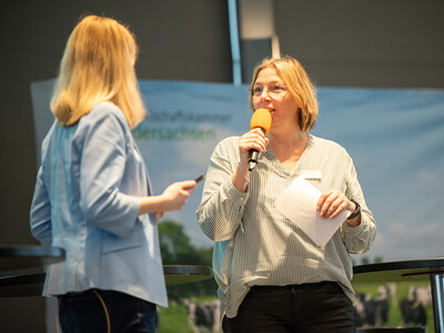 Moderatorin Janina Tiedemann mit LWK-Vizepr&auml;sidentin Dagmar Heyens