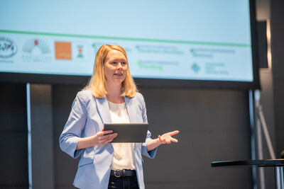 Janina Tiedemann f&uuml;hrte als Moderatorin durch den Arbeitnehmertag 2024