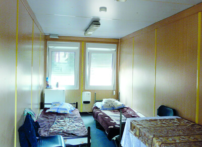 An den Fenstern der Schlafr&auml;ume ist Sichtschutz erforderlich, pro R&auml;umlichkeit ist ein Brandmelder anzubringen.