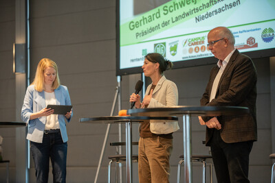 Moderatorin Janina Tiedemann, Landwirtschaftsministerin Miriam Staudte und LWK-Pr&auml;sident Gerhard Schwetje beim Er&ouml;ffnungstalk