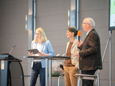 Moderatorin Janina Tiedemann, Landwirtschaftsministerin Miriam Staudte und LWK-Pr&auml;sident Gerhard Schwetje beim Er&ouml;ffnungstalk