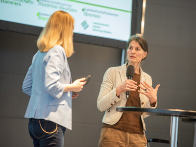 Moderatorin Janina Tiedemann Landwirtschaftsministerin Miriam Staudte beim Er&ouml;ffnungstalk