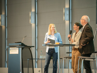 Moderatorin Janina Tiedemann, Landwirtschaftsministerin Miriam Staudte und LWK-Pr&auml;sident Gerhard Schwetje beim Er&ouml;ffnungstalk