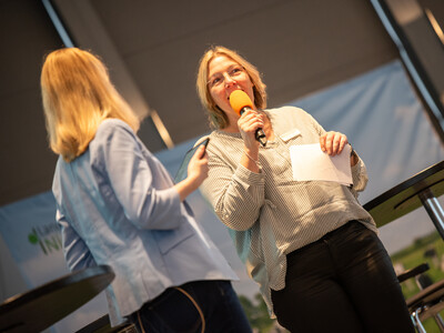 Moderatorin Janina Tiedemann mit LWK-Vizepr&auml;sidentin Dagmar Heyens