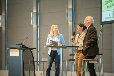 Moderatorin Janina Tiedemann, Landwirtschaftsministerin Miriam Staudte und LWK-Pr&auml;sident Gerhard Schwetje beim Er&ouml;ffnungstalk