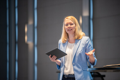 Janina Tiedemann f&uuml;hrte als Moderatorin durch den Arbeitnehmertag 2024