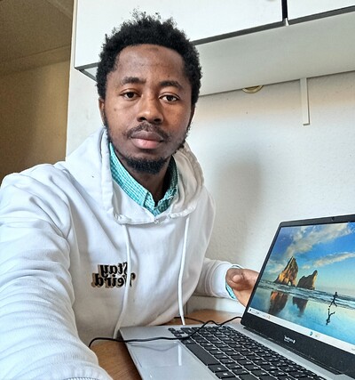 Einer der 55 Teilnehmenden des neuen Online-Deutschkurses: Der 28-j&auml;hrige Salia Dao von der Elfenbeink&uuml;ste ist im zweiten Ausbildungsjahr zum Landwirt im Raum Osnabr&uuml;ck.