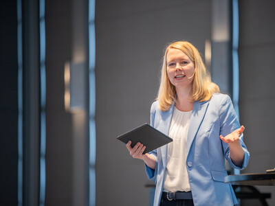 Janina Tiedemann f&uuml;hrte als Moderatorin durch den Arbeitnehmertag 2024