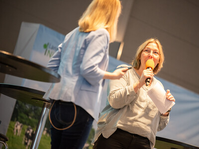 Moderatorin Janina Tiedemann mit LWK-Vizepr&auml;sidentin Dagmar Heyens