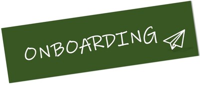 Gr&uuml;nes Schild mit der Aufschrift "ONBOARDING" und einer gezeichneten Papierflieger-Skizze.