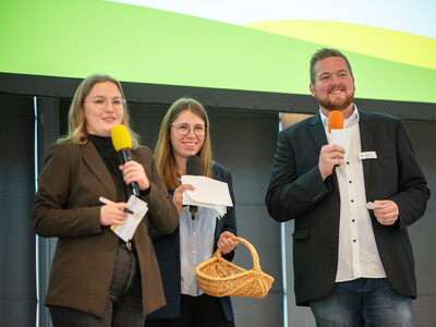 Marlen Stelter, Lotta Kaper und Arne Reinink vom Agrarausschuss der Nieders&auml;chsischen Landjugend