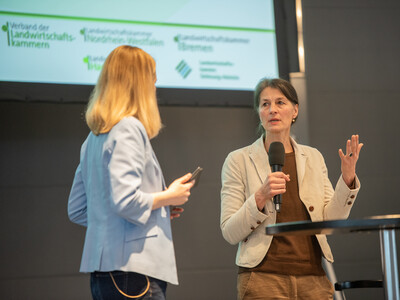Moderatorin Janina Tiedemann Landwirtschaftsministerin Miriam Staudte beim Er&ouml;ffnungstalk