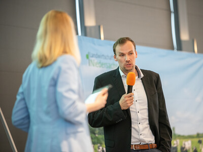 Moderatorin Janina Tiedemann mit Hermann Hofschulte (AG Agrar Volks- und Raiffeisenbanken Weser-Ems) beim Sponsorentalk