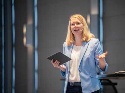 Janina Tiedemann f&uuml;hrte als Moderatorin durch den Arbeitnehmertag 2024