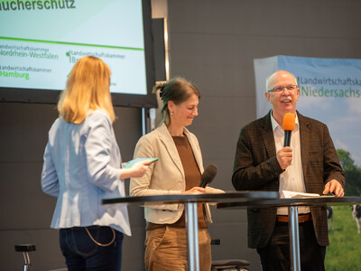 Moderatorin Janina Tiedemann, Landwirtschaftsministerin Miriam Staudte und LWK-Pr&auml;sident Gerhard Schwetje beim Er&ouml;ffnungstalk